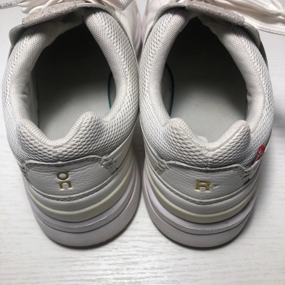 Women’s ON The Roger Centre Court white leather sneakers- Size 7.5